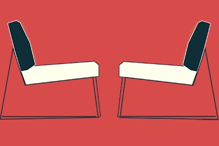 Zwei Stühle auf rotem Hintergrund als Symbol für Paartherapie